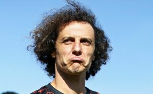 flamengo pagou mais para renovar com david luiz do que com bruno henrique; entenda