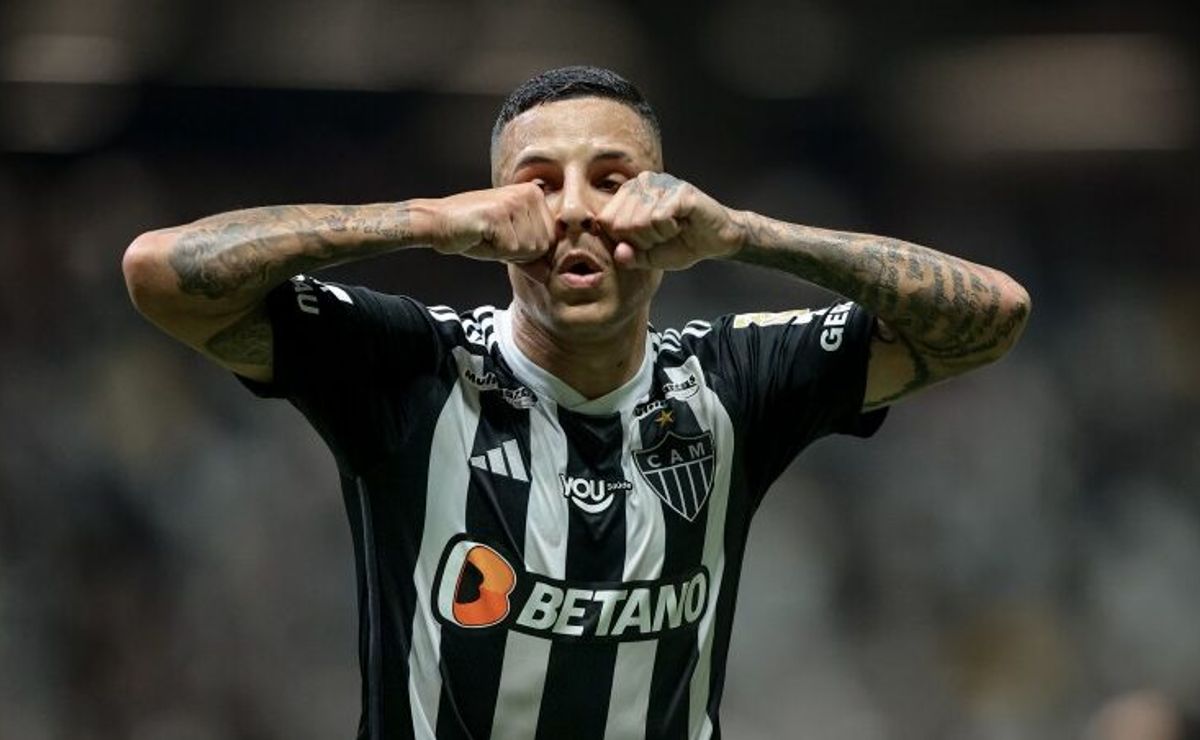 guilherme arana brinca com o atacante alisson e jovem rebate lateral