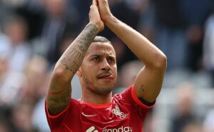 flamengo quer fechar contratação de thiago alcântara, mas enfrenta concorrência de barcelona e grupo city 