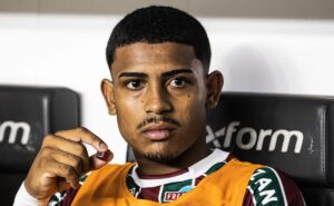 torcida do vasco pede a contratação de john kennedy na próxima janela 