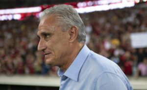 tite cede dia de folga aos jogadores após derrota para o palestino e torcedores se revoltam nas redes