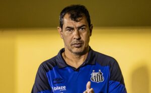 meio campista retorna ao santos e seu futuro passa por decisão do técnico carille