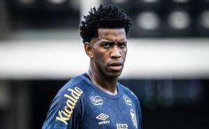 gil vai ao ct rei pelé mesmo após decisão do santos em conceder folga ao elenco; veja