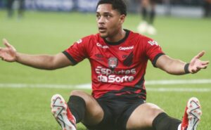 estaria rendendo muito aqui: vitor roque tem aval para deixar o barcelona, que não aproveitou a revelação do athletico