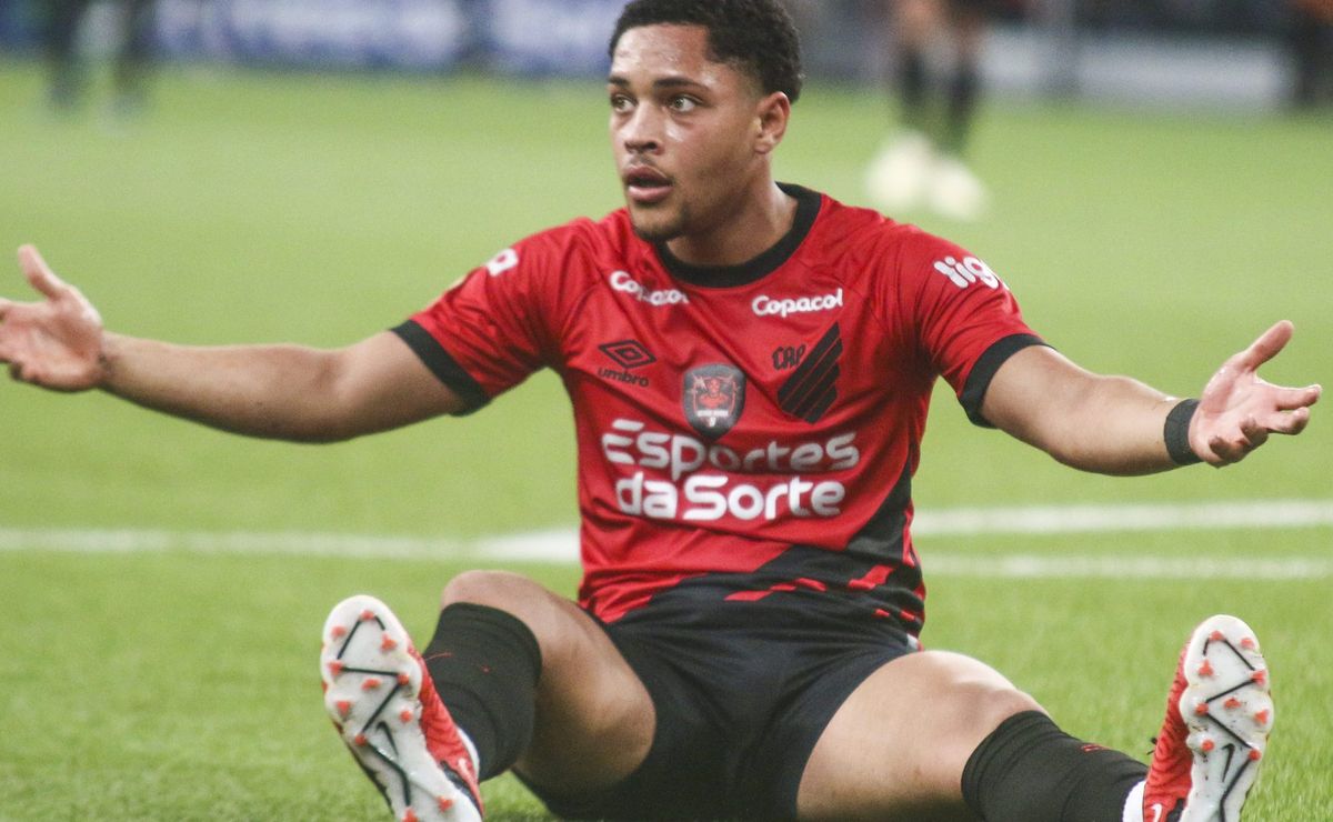 estaria rendendo muito aqui: vitor roque tem aval para deixar o barcelona, que não aproveitou a revelação do athletico