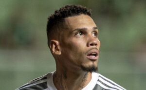 torcida do atlético mg pede para paulinho ser reserva: "banco de vargas"