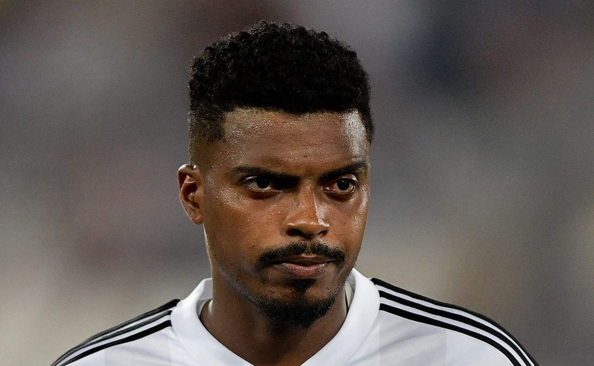 saída de jemerson para o grêmio alivia folha salarial do atlético mg