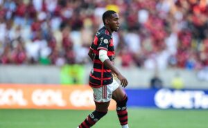 vinicius júnior elogia lorran após jogo do flamengo: "craque da bola"