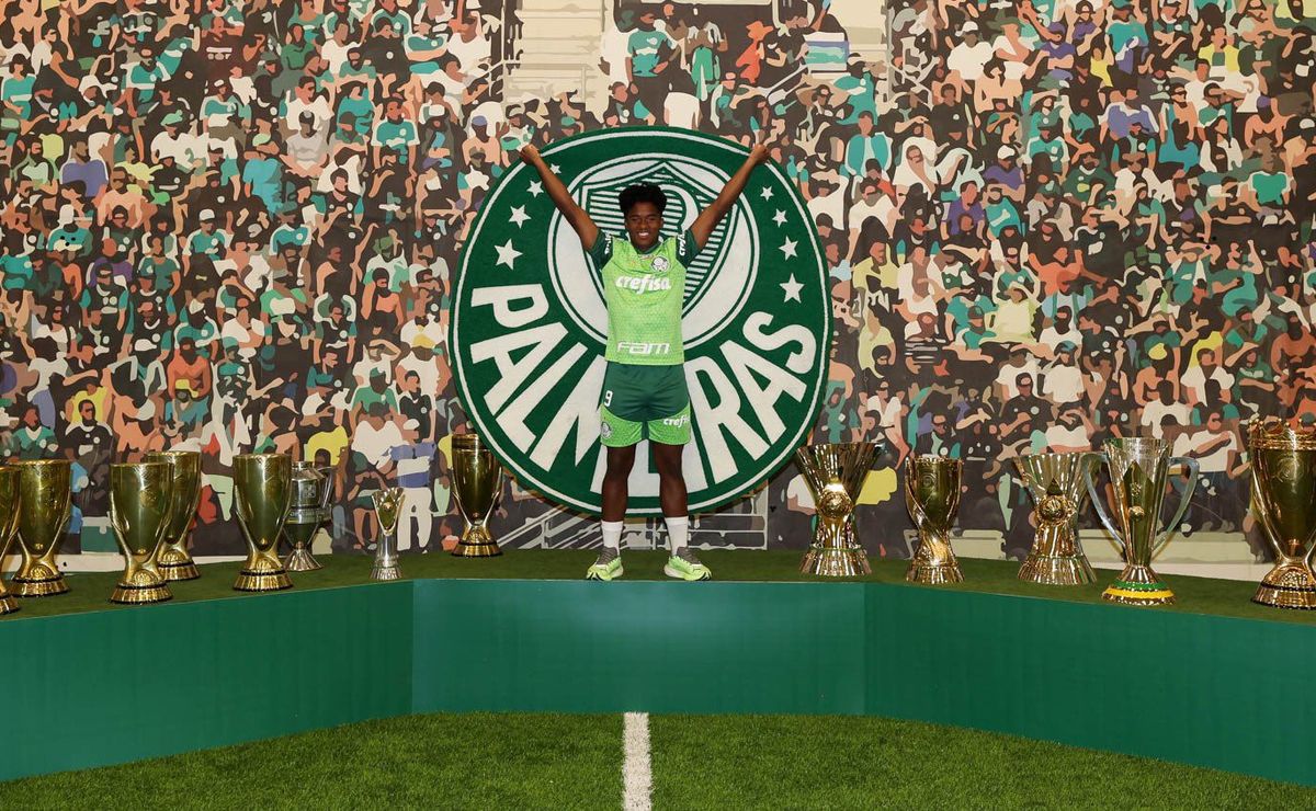 passagem gigante: endrick posa para foto com todos os troféus do palmeiras em despedida
