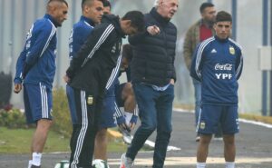 morre cesar luis menotti, ídolo argentino e companheiro de pelé no santos