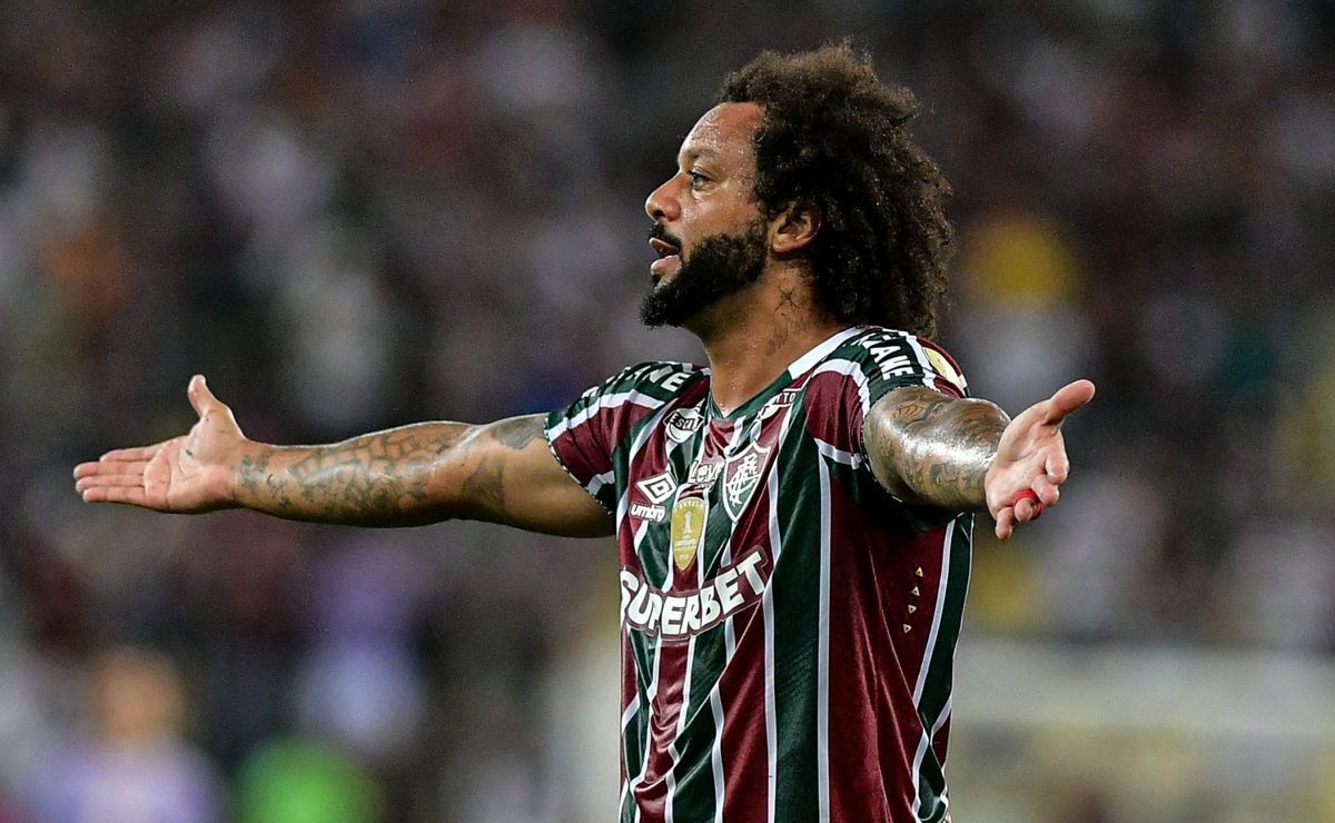 lance polêmico gera revolta na torcida do fluminense em primeiro gol do cerro porteño