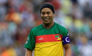 torcida do atlético mg relembra futebol de ronaldinho gaúcho em jogo solidário: “jogaria fácil até hoje”