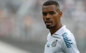 santos estuda retorno do lateral esquerdo lucas pires e espera proposta por nathan; veja prazo
