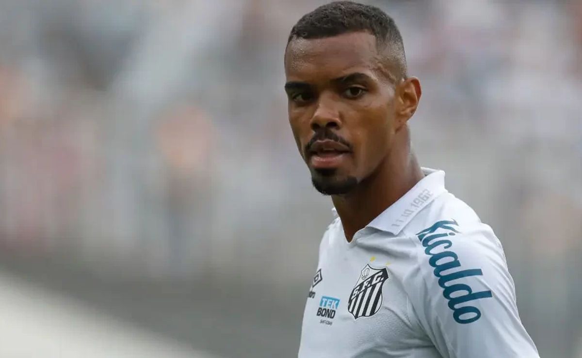 santos estuda retorno do lateral esquerdo lucas pires e espera proposta por nathan; veja prazo