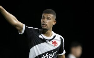 r$43 milhões; joão victor não se consolida e vasco busca por zagueiro no mercado