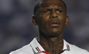 arboleda fica de fora da copa américa por polêmica e continua no são paulo 