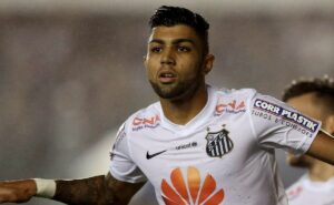 gabigol revela que ganhou camisa do santos na semana de vazamento da foto com a do corinthians
