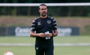 botafogo vence o vitória, mas torcida vê atitude de arthur jorge em poupar titulares desnecessária