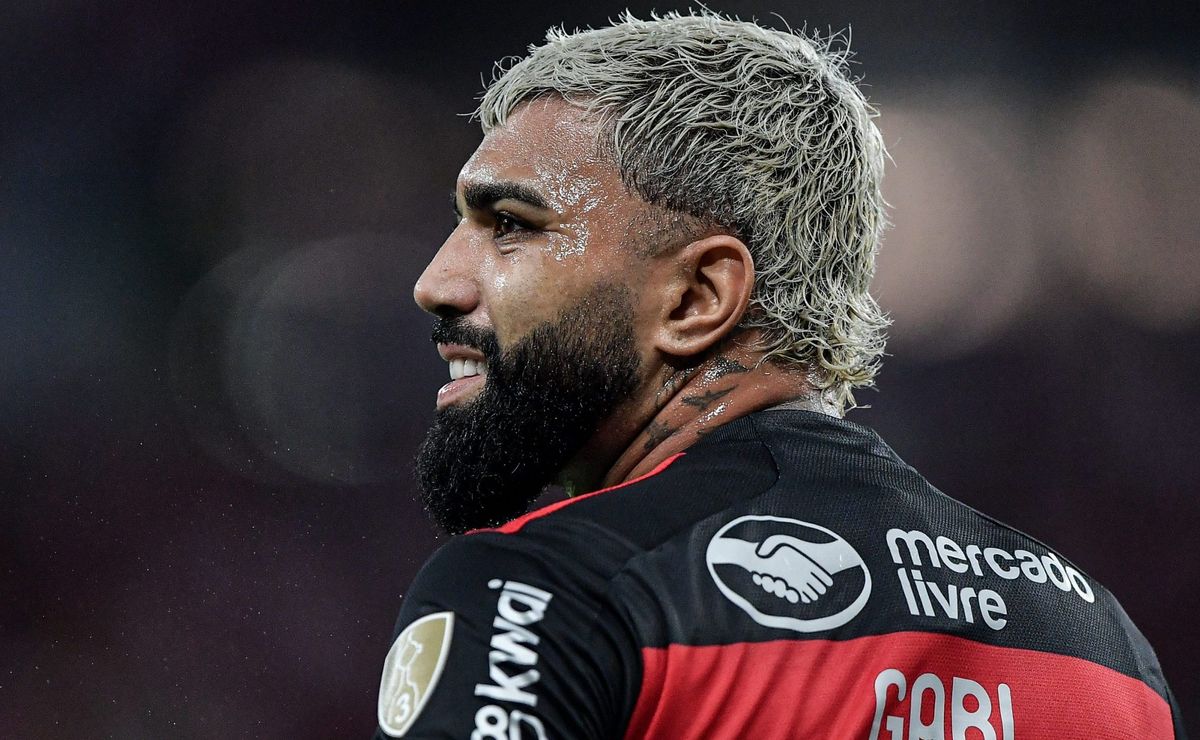 torcedores do flamengo preparam faixas para gabigol em jogo em manaus: “judas”