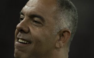 flamengo avança para assinar com novo camisa 10 e marcos braz recebe "sim" para fechar negócio