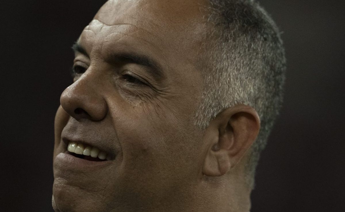 flamengo avança para assinar com novo camisa 10 e marcos braz recebe "sim" para fechar negócio