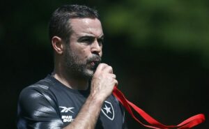 júnior santos e savarino devem iniciar jogo do botafogo contra o fortaleza no banco; saiba motivo