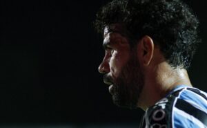 “temos 9”: torcida do grêmio se encanta por diego costa após goleada pela libertadores