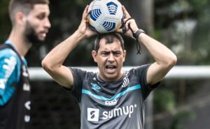 vasco oferece 3 anos de contrato e aumento para técnico fábio carille, do santos