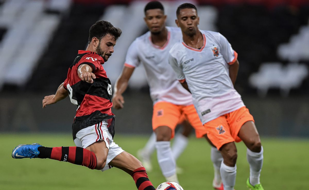 daniel cabral volta a treinar com elenco do flamengo após grave lesão