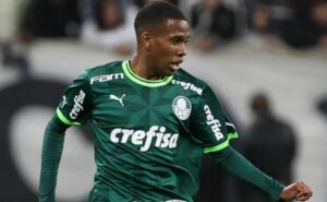 estevâo não joga bem, mas torcida 'blinda' jogador em noite ruim do palmeiras contra o botafogo sp