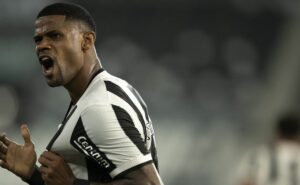em partida tensa, botafogo vence ldu no nilton santos e vira segundo colocado do grupo