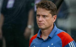 seabra sem moral: torcida se revolta com atitudes do treinador em vitória difícil