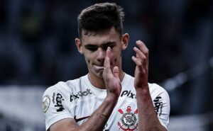gabriel moscardo recebe decisão e volta a participar de coletivo pelo corinthians; volante aguarda oportunidade