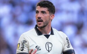 gustavo henrique admite dificuldade do corinthians em mudança de esquema: “faltou gente no meio”