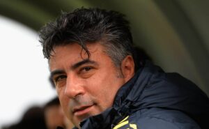 santos recebe resposta positiva para fechar contratação de pedrinho e alexandre gallo busca novos reforços