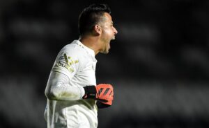 em meio à negociações com cássio, cruzeiro vai atrás de fábio, ídolo do alviceleste, mas escuta “não”