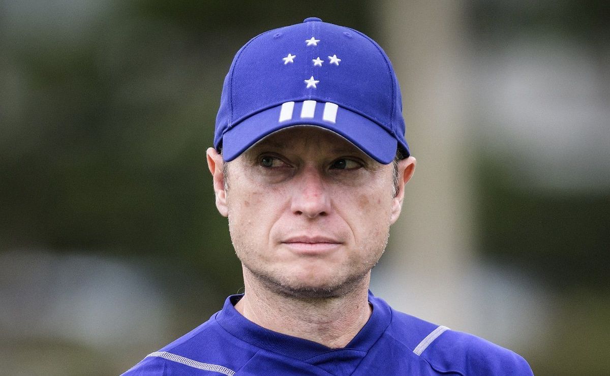 cruzeiro vence alianza, mas torcida critica escolhas de seabra no jogo