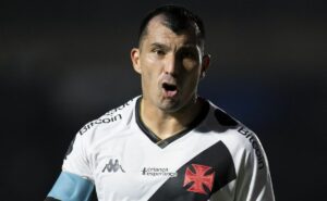 universidade católica chi procura medel e vasco é avisado que pretensão salarial é único detalhe para fechar negociação; entenda