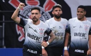 em despedida de paulinho, garro e coronado brilham em vitória do corinthians diante do racing pela sul americana; confira as notas