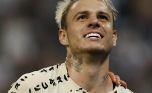 volta de roger guedes ao corinthians é descartada por clube estar uma bagunça, diz samir carvalho