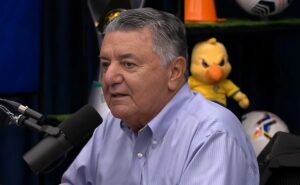 arnaldo cezar coelho crava se o gol de gil pelo santos foi ou não mal anulado: "depois de 5 minutos"