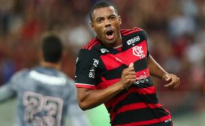 de la cruz sai ovacionado de campo e torcida enaltece partida de uruguaio