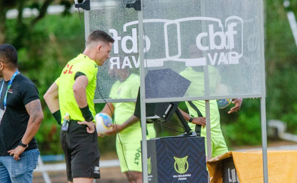 var esclarece expulsão de wagner leonardo por agressão em calleri em vitória x são paulo: “força excessiva”