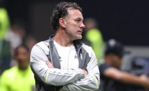 gabriel milito redobra atenção no atlético mg após derrota na libertadores: "não pode acontecer mais"
