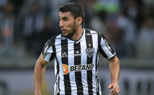 r$ 6,7 milhões: atlético mg acerta volta de júnior alonso