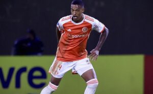 robert renan vai mal no duelo internacional x belgrano em noite de camisa suja 