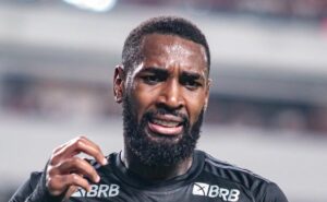 atuação de gerson contra o bragantino gera críticas na torcida do flamengo: “irrita demais”