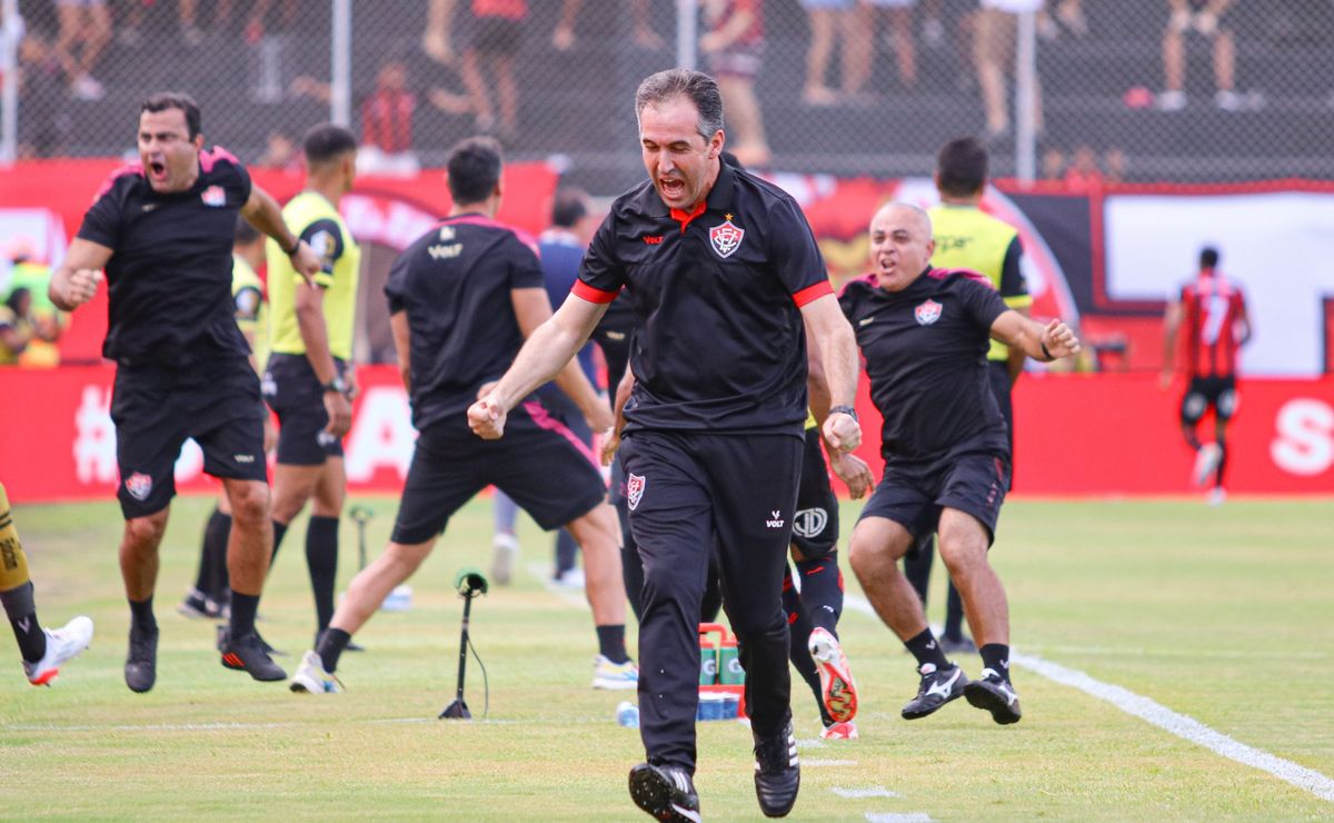 vasco tem dois algozes no domingo de brasileirão: vitória e léo condé