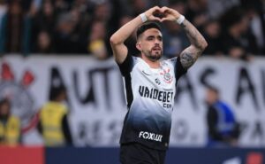 coronado vê disputa com garro apertar no meio de campo do corinthians: “alguém tem que se sacrificar”