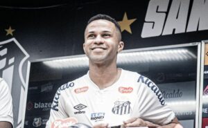 serginho busca titularidade com carille no santos; atributos do meia podem contribuir